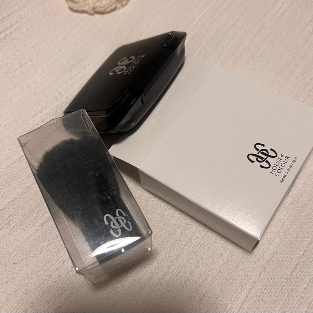 AUTUM House of Colour dual foundation and brush.  NEW 
DF 40 Warm Ivory